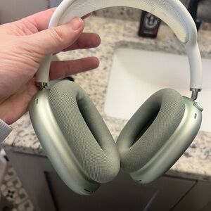 Apple AirPod max green